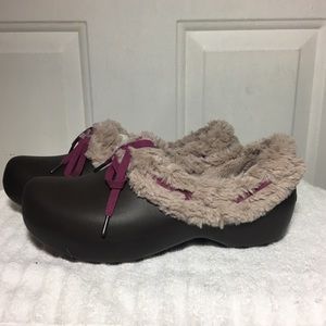 Crocs mules with faux fur lining.
